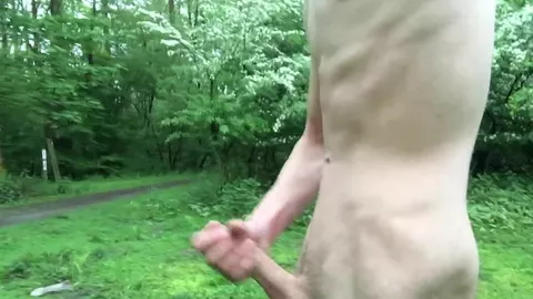 Giovane gay piscia e si sega al parco