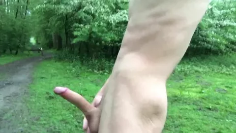 Jeune gay pisse et se branle au parc