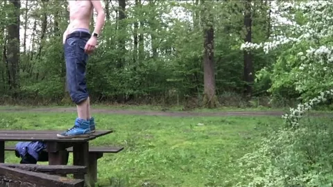 Jeune gay pisse et se branle au parc