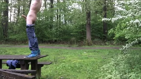 Joven gay mea y se pajea en el parque