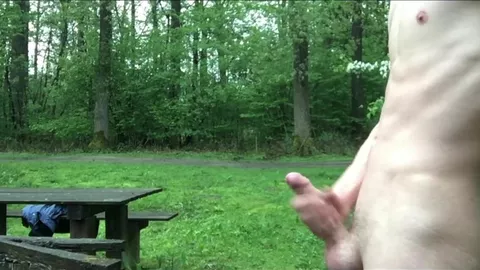 Junger Gay pisst und wichst im Park