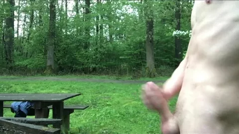 Novinho gay mija e se masturba no parque