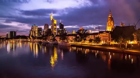 Un client me suce la bite au garage