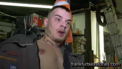 Un client me suce la bite au garage