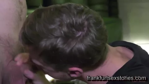 Un client me suce la bite au garage