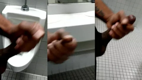Renoi se branle dans les toilettes publiques