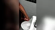 Renoi se branle dans les toilettes publiques