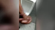 Renoi se branle dans les toilettes publiques