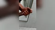Renoi se branle dans les toilettes publiques