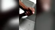 Renoi se branle dans les toilettes publiques