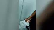 Renoi se branle dans les toilettes publiques