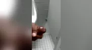 Renoi se branle dans les toilettes publiques