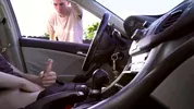 Passant voyeur me mate me branler en voiture