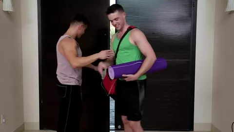 Baisé par un prof de yoga alors que son petit mec est à coté