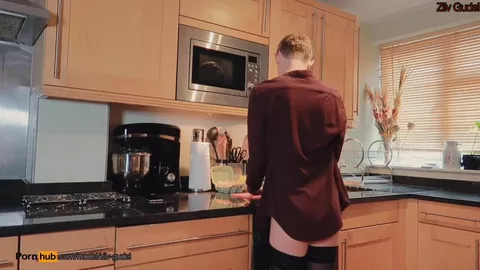 Jeune minet se fait baiser le cul par son daddy pour le petit déjeuner