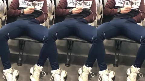 Lascars se ponen duros y se frotan el paquete en el metro