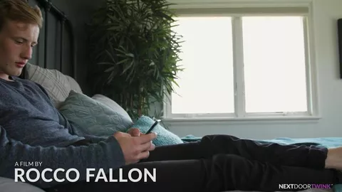 Do una lezione di sesso al mio coinquilino