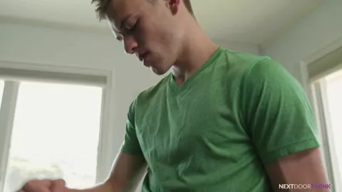 Do una lezione di sesso al mio coinquilino