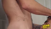 Heißer muskulöser Mixed-Guy wird gefickt – Jeb & Asher