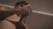 Erik wichst seinen langen Schwanz