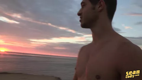 Chris, abbronzato e figo, si sega