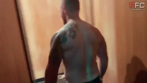 Rolê raw no banheiro de uma boate gay