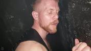 Bareback-Action auf der Toilette eines Gay-Clubs