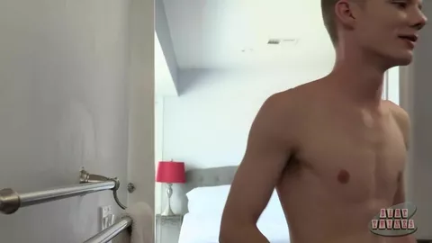 Calentado espiando a su compi en la ducha, acaba follándoselo