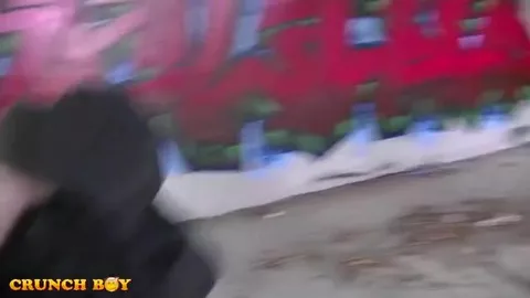 Sodomie exhib dans un coin discret de la cité