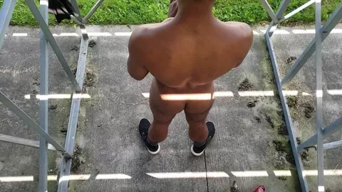 Futbolista hetero me folla bajo las gradas