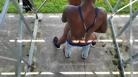 Jogador hétero me come debaixo das arquibancadas