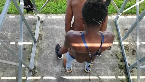 Hetero-Fußballer fickt mich unter der Tribüne