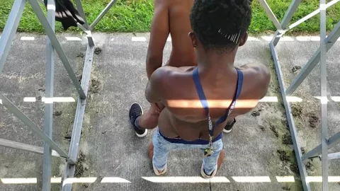 Jogador hétero me come debaixo das arquibancadas