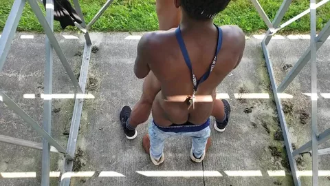 Futbolista hetero me folla bajo las gradas