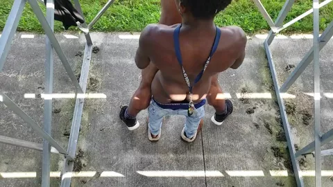 Footballeur hétéro me baise sous les gradins