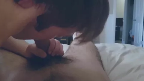 Boquete e gozada na cara ao acordar