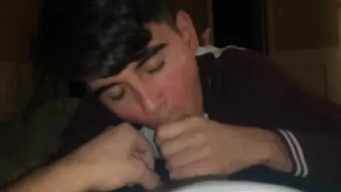 Teen prend du jus dans sa bouche et sur son visage