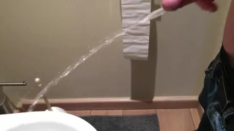 Pisciare appena sveglio non è mai facile