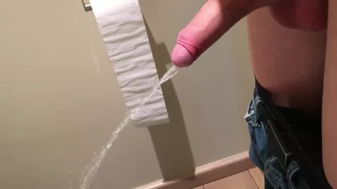 Pisciare appena sveglio non è mai facile