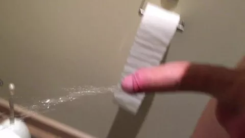 Pisciare appena sveglio non è mai facile