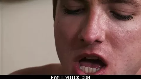 FamilyDick - Daddy et grand père dosent le cul d'un fiston bien salope