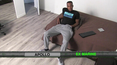 Gay spießt sich auf den Schwanz eines schwarzen Hetero-Soldaten