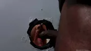Bennett Anthony lutscht Aaron Trainers schwarzen Schwanz am Gloryhole