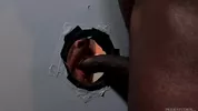 Bennett Anthony lutscht Aaron Trainers schwarzen Schwanz am Gloryhole