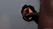 Bennett Anthony lutscht Aaron Trainers schwarzen Schwanz am Gloryhole