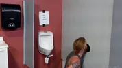 Bennett Anthony lutscht Aaron Trainers schwarzen Schwanz am Gloryhole