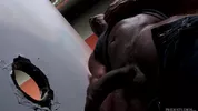 Bennett Anthony lutscht Aaron Trainers schwarzen Schwanz am Gloryhole