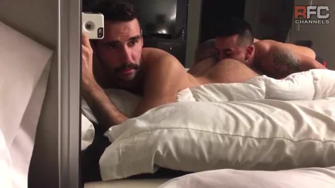 Leo X se lo hace y crema el culo peludo de Anthoni Hardies