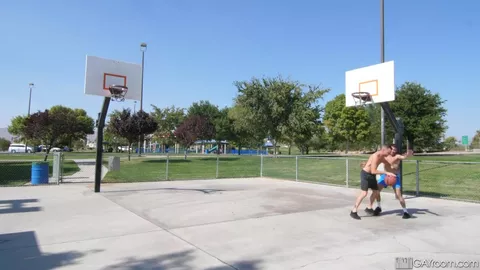 Due cestisti sudano nelle docce dello spogliatoio