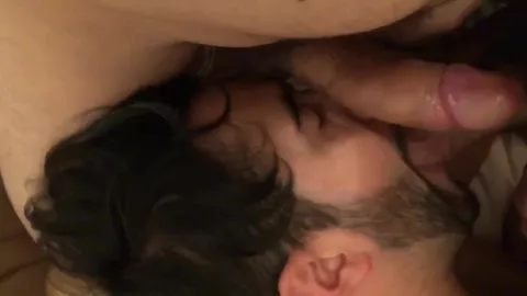 Al servicio de dos pollas españolas